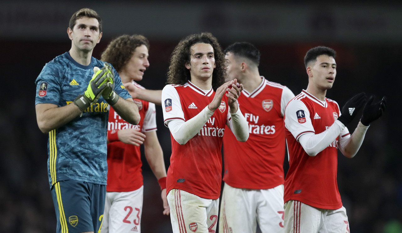 与侧翼包住 与侧翼包住